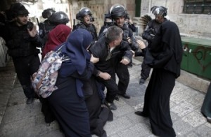 قوات الاحتلال تقتحم المصلى القبلي وتصل الى المنبر .. حريقان في الأقصى.. واعتقالات وإصابات