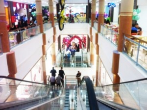 حادثة طريفة وغريبة من نوعها في إحدى مولات عمان .. شاهد ماذا حصل !!!