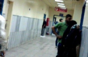 بالصور ...مشاجرة عنيفة بين ممرض ومجموعة من المراجعين في مستشفى البشير