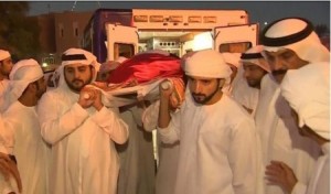 بالفيديو والصور .. جثمان الراحل راشد بن محمد يوارى الثرى