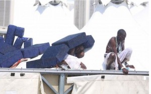 شاهد..ماذا فعل بعض الحجاج هرباً من الموت نتيجة التدافع الذي شهدته منى؟