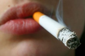 أردني يطلق زوجته لتدخينها "سيجارتين" معاً..وتخلّت عن اطفالها مقابل 3000 دينار و"خط نت"