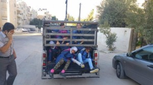 بالصور...الشرطة تضبط سائق يقوم بتحميل 16 طالباً و طالبة في بكب اب لتوصيلهم الى مدارسهم في عمان