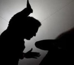 شاب يضرب والدته ضرباً مبرحاً ليتناثر دمها على الأرض في الجبيهة