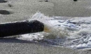 "الصرف الصحي" يلوث خطا للمياه في الزرقاء