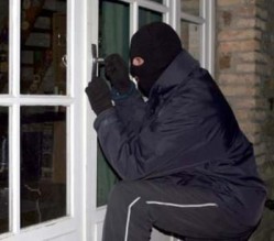 شخص يسرق منزل شقيقه أثناء ذهاب قاطنيه في رحلة لمدينة العقبة