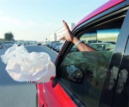 100 ألف "كيس" لوقف رمي النفايات من السيارات