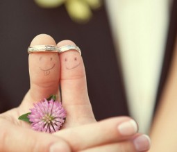 بالفيديو : مطار عمان يتحول لقاعة أفراح لعريس مصري