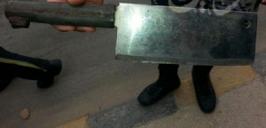 بالصور .. شخص يهاجم اخر بـ "ساطور" على دوار الداخلية .. ورقيب سير يتدخل ..!