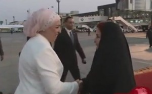 بالفيديو.. زوجة الرئيس المصري عبدالفتاح السيسي في أول زيارة خارجية لها