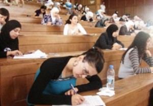 فتاة تدخل الامتحانات بدون أن تدرس أي مادة والغريب انها تنجح بامتياز والسبب ..!!!