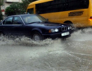 عدم تعليق الدراسة جراء الأمطار الغزيرة أربك الطلاب وأهاليهم