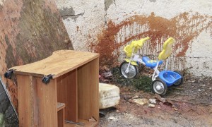 عرجان تبكي على موت “الطفلين”..بعداخراج دراجتهم من غرفتهم في البناية المنكوبة