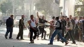 مشاجرة بـ"الاسلحة البيضاء" بين عائلتين وتحطيم منازل في عين الباشا