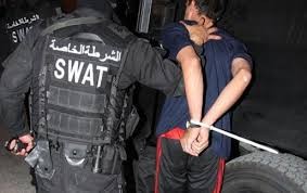 مداهمة أمنية تسفر عن القبض على 11 شخص وضبط أسلحة نارية و مواد المخدرة ومبالغ مالية في عمان