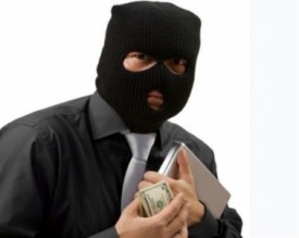 سرق منزل.. ومثّل الجريمة.. ثم ركب مع نجل صاحب المنزل بـ التاكسي