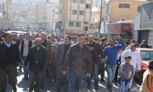 مسيرة في البتراء تطالب بأموال "البيع الآجل"