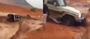 بالفيديو.. متهور يحاول عبور سيل جارف بسيارته.. شاهد ماذا حدث