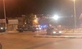 محتجون في "التعزيم" يحطمون محل حلويات في مدينة البتراء