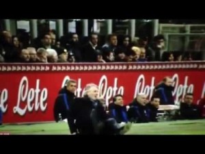 بالفيديو...سقوط مفاجئ لمدرب نادي إنتر ميلان الإيطالي يشعل مواقع التواصل الإجتماعي!