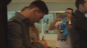 بالفيديو ... رحلة ميسي الى مدريد من المطار وحتى دخوله المباراة