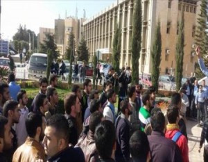 بالصور ..." جامعة اليرموك" تُنذر طلاباً وزعوا هدايا على المستجدين والطلبة يحتجون