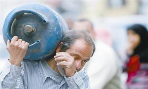 الحكومة تخفض أسعار المحروقات "قرشين" وترفع الغاز نصف دينار