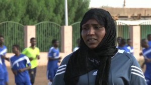 سلمى الماجدي مدربة فريق كرة قدم للرجال في السودان
