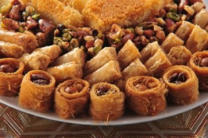 الاردنيون يوزعون الحلوى بعد القبض على قتلة شهيدي الامن العام "فرحة بالشارع الاردني"