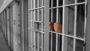 السجن عامان وثمانية أشهر لطبيب متهم بهتك عرض سيدة سورية