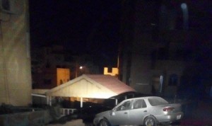 بالصورة .. سائقة مركبة تسقط في منزل بالزرقاء ..!