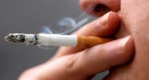 يالفيديو .. والد يحرق ابنته الصغيرة !!!