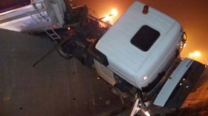 بالصور .. تدهور شاحنة كبيرة  تريلا فوق جسر عبدون بسبب الانجماد