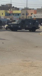 محتجون من اصحاب البسطات يحرقون دائرة الشؤون الفلسطينية في مخيم البقعة