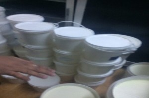 بالصور.....ضبط مصنع يستخدم مادة تحنيط الموتى لإنتاج اللبنة في عين الباشا