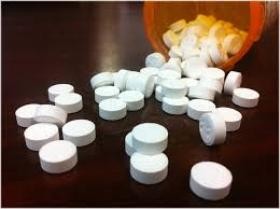 " ألصقها بجسده بطريقة احترافية" .. احباط تهريب 5000 حبة كبتاجون مع احد المغادرين من جمرك الدرة