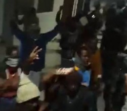 بالفيديو .. اللاجئون السودانيون المرحلون من الاردن يهددون بالانتحار الجماعي اذا لم يلغ قرار ترحيلهم