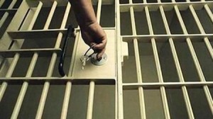 الحبس سنة لشابين انتحلا صفة "أمنية" لسرقة موظف يعمل في احد فنادق العقبة