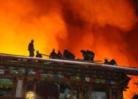 حريق ضخم يدمر 250 محلا تجاريا بأنقرة