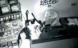 بالفيديو .... كاميرات المراقبة ترصد لحظة سرقة محل تجاري من قبل " لص ملثم" في محافظة اربد
