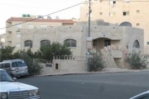 لافتات يعلقها مواطن على باب منزله والنوافذ تثير غضب جيرانه