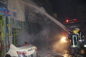 بالصور...إخماد حريق فرن دهان ومحل قطع سيارات ومستودع تخزين في القويسمة