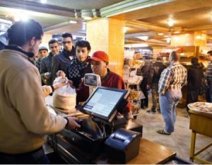 المنخفض يرفع الطلب على الخبز 100%.. "الصناعة" لا داعي للتهافت