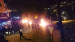 اغلاق الطرق بالحجارة والاطارات المشتعلة .. تجدد الاحتجاجات في البترا على خلفية قضية