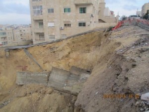 بالصورة .. انهيار بمساحة 18 متر في عمارة سكنية قيد الانشاء في منطقة صويلح بالعاصمة عمان