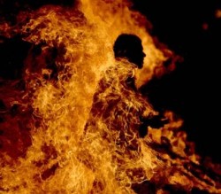 مطلوب ثلاثيني يحرق نفسه أمام رجال الأمن في محافظة اربد