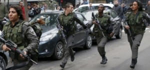 عجز إسرائيلي عن إعتقال مُنفّذ عملية تل أبيب والمواطنون يختبئون ببيوتهم