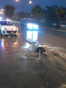 بالصور.. مناطق في عمان اغرقتها الامطار والمناهل تفيض واشارات المرور تتعطل