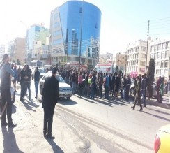 بالصور .. شاب يدهس 3 فتيات في شارع المدينة الرياضية .. وأزمة سير خانقة في المنطقة