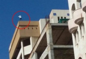 شاب عشريني يهدد بالانتحار بالقاء نفسه امام المركبات في محافظة الزرقاء